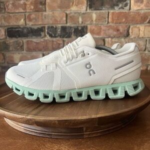 ON CLOUD 5 Running shoe Men’s size 7.5 Women’s size 9